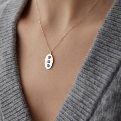 Altın Dövme Plaka Mavi Taşlı Kolye - 2