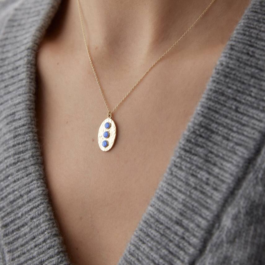 Altın Dövme Plaka Mavi Taşlı Kolye - 2