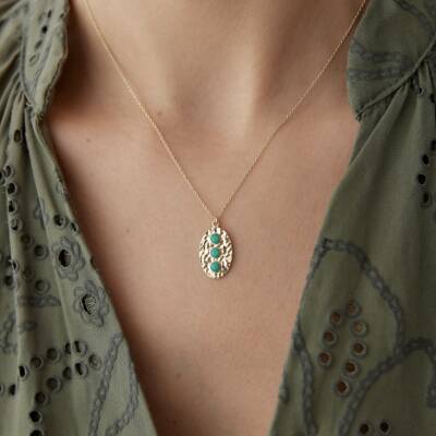 Altın Dövme Plaka Yeşil Taşlı Kolye - 2