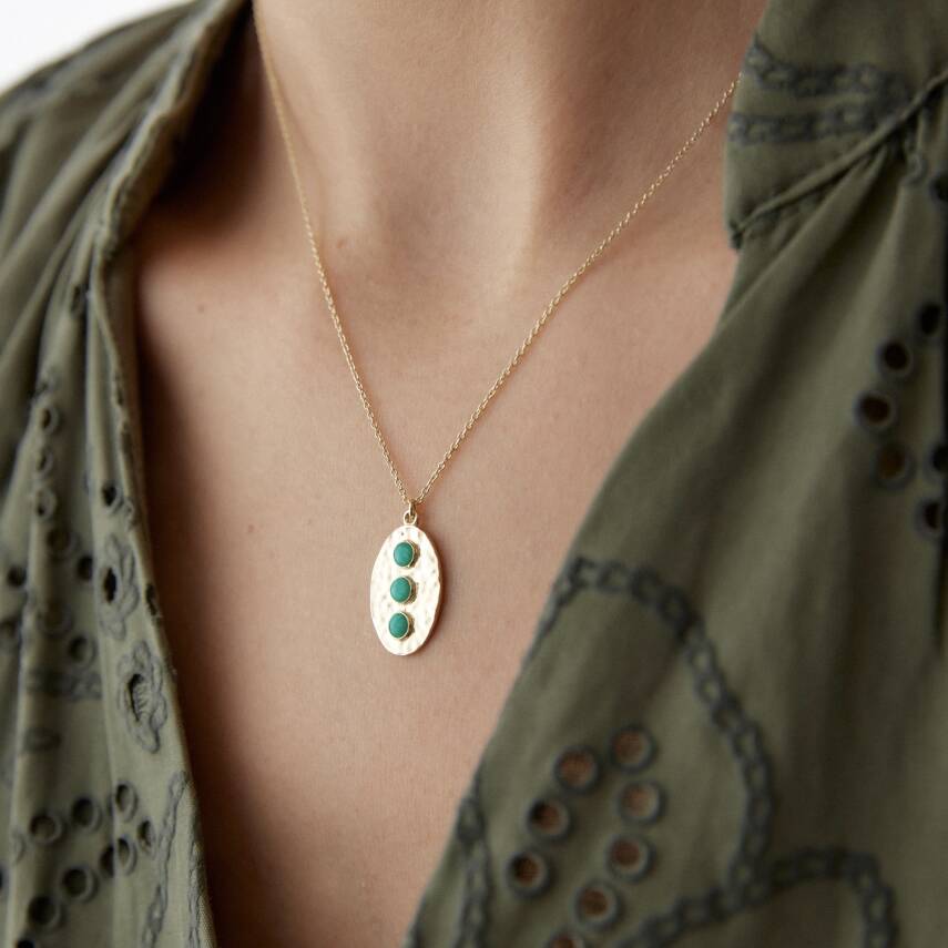 Altın Dövme Plaka Yeşil Taşlı Kolye - 3