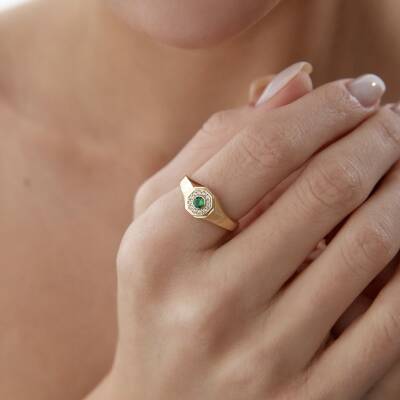 Altın Ortası Yeşil Taşlı Madalyon Yüzük 