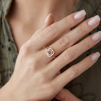 Altın Pembe Taşlı Kare Yüzük 