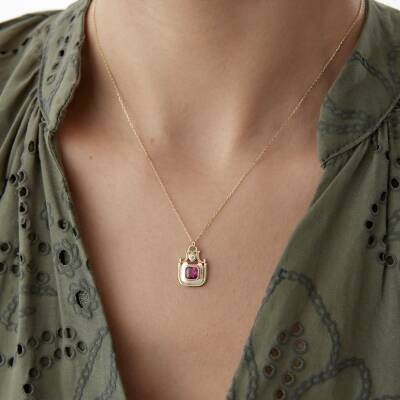 Altın Pembe Taşlı Taç Kolye 