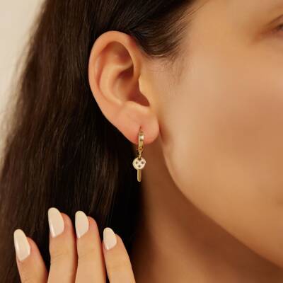 Beyaz Mineli Anahtar Figürlü Altın Küpe - 1