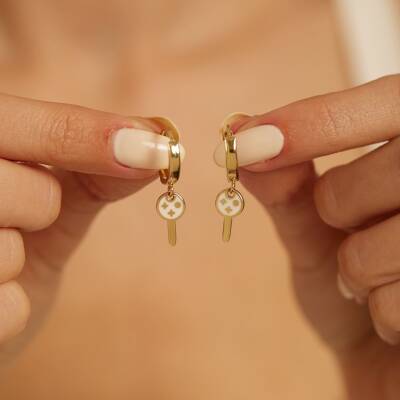 Beyaz Mineli Anahtar Figürlü Altın Küpe - 2