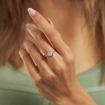 Beyaz Mineli Yuvarlak Altın Yüzük - 1