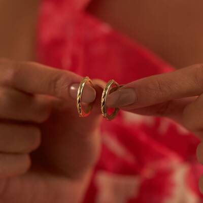 Burgulu Minimal Halka Altın Küpe - 2