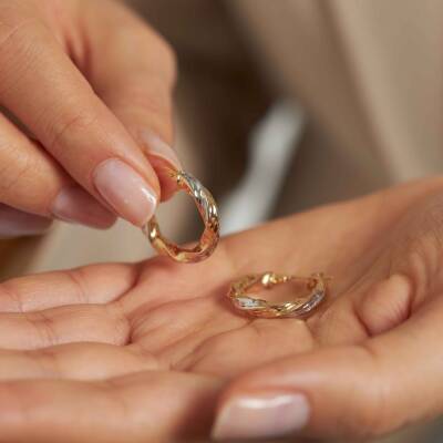 İki Renkli Burgu Desenli Halka Altın Küpe - 2