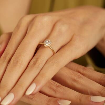 Kalp Detaylı Taşlı Altın Yüzük - 1