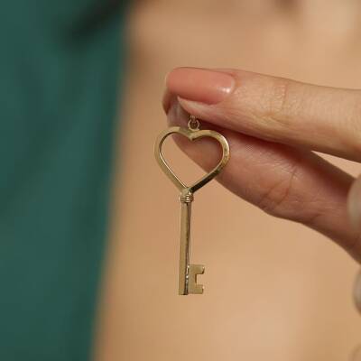 Kalpli Anahtar Altın Kolye Ucu - 1