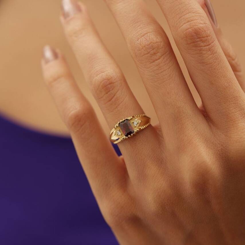 Kırmızı Dikdörtgen Taşlı Altın Tasarım Yüzük - Semih Haşhaş Kuyumculuk