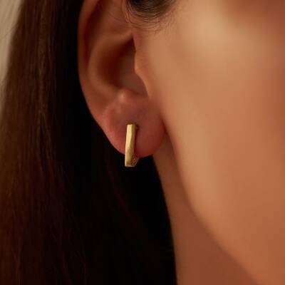 Minimal Üçgen Altın Küpe - 1