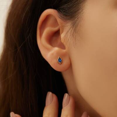 Oval Tasarımlı Lacivert Taşlı Altın Küpe - 1