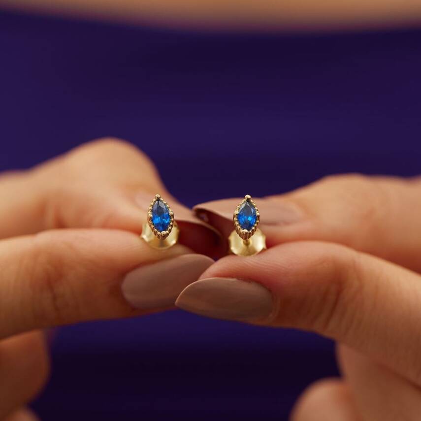 Oval Tasarımlı Lacivert Taşlı Altın Küpe - Semih Haşhaş Kuyumculuk (1)