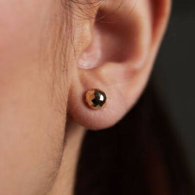 Petek Desenli Vidalı Top Altın Küpe - 1