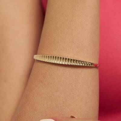 Şerit Detaylı Altın Kelepçe Bilezik - 1