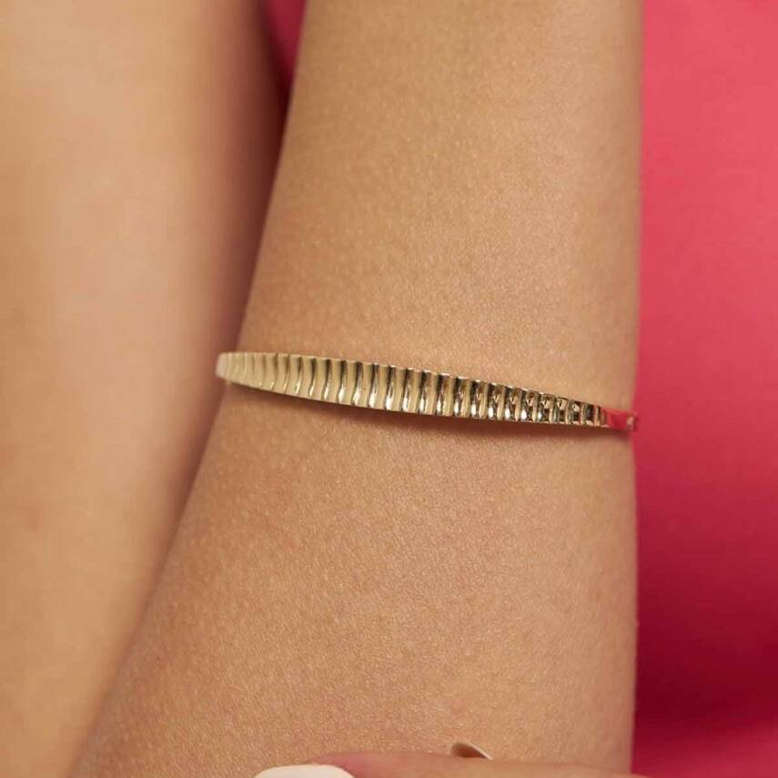 Şerit Detaylı Altın Kelepçe Bilezik - 1