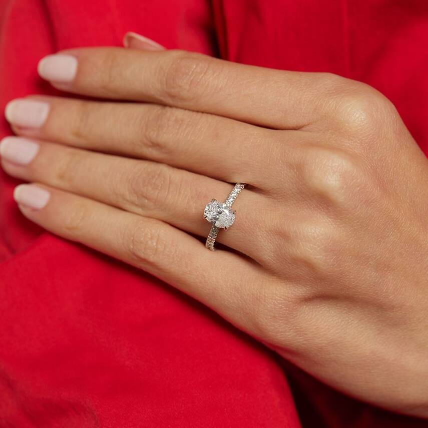 Sıra Taşlı Oval Tektaş Altın Yüzük - Semih Haşhaş Kuyumculuk