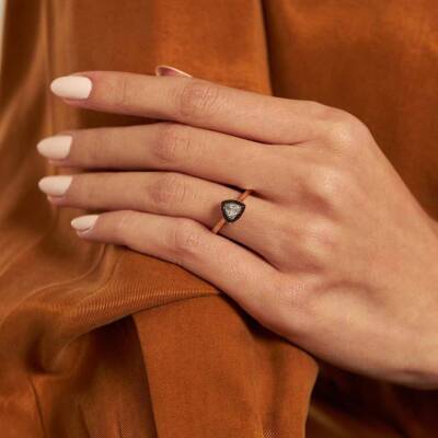 Siyah Mineli Üçgen Tektaş Altın Yüzük - 1