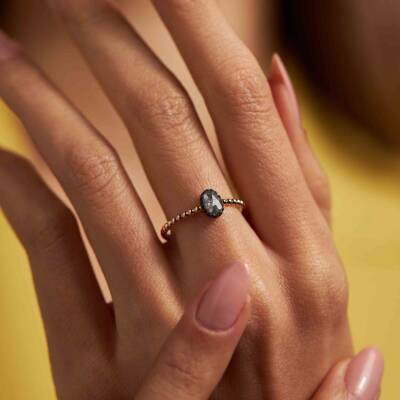 Siyah Taşların Şık Detaylı Dizilişi Altın Yüzük - 1