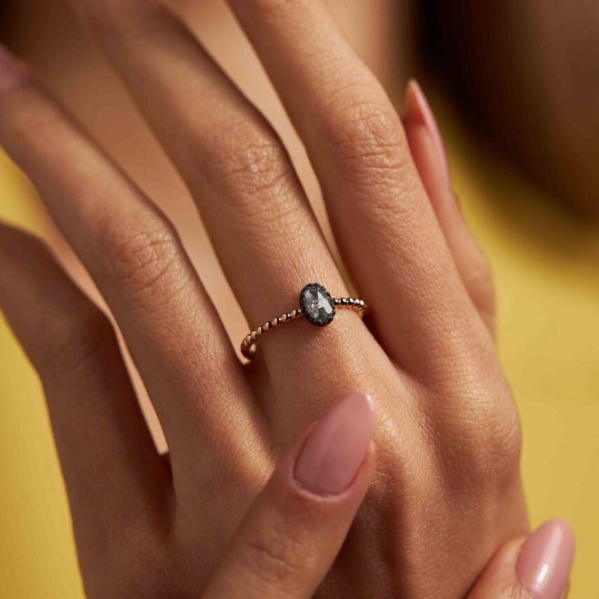 Siyah Taşların Şık Detaylı Dizilişi Altın Yüzük - 1