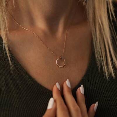 Siyah Taşlı Çivi Altın Kolye - 1