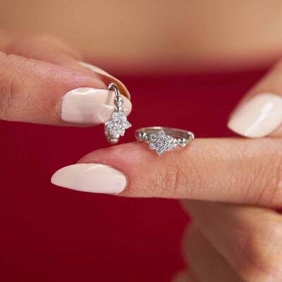 Taşlı Çiçekli Halka Beyaz Altın Küpe - 1