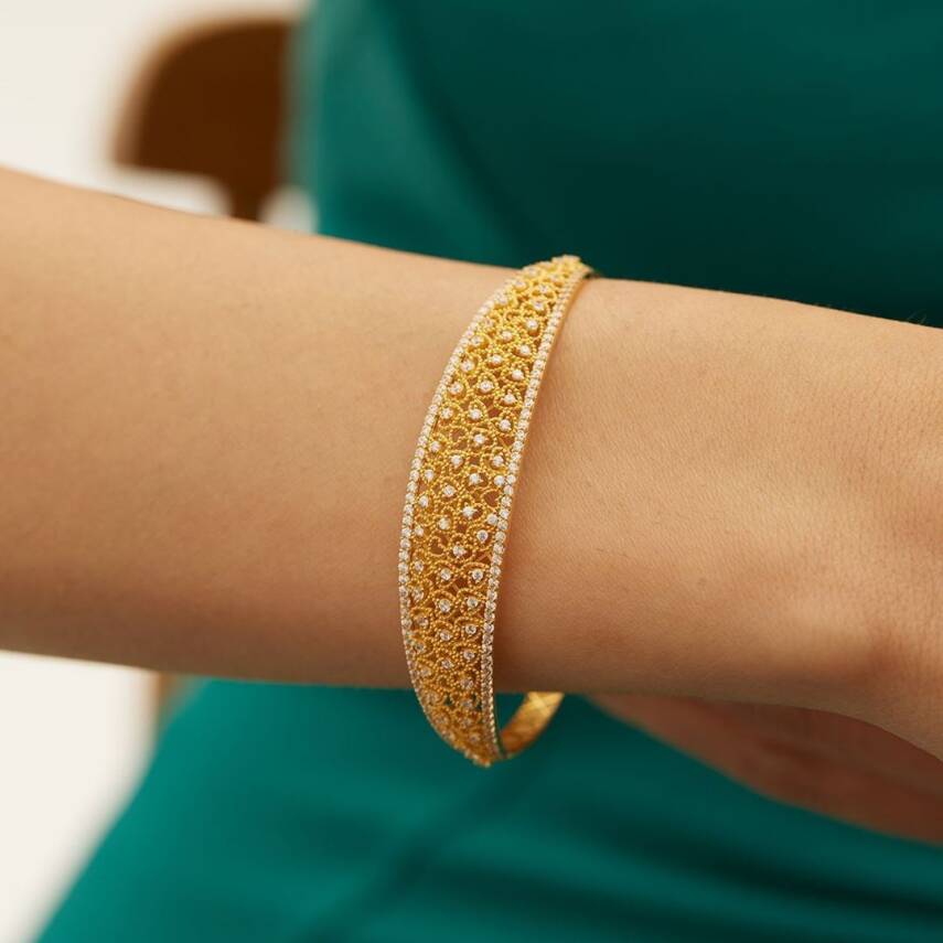 Taşlı Kalp Detaylı Altın Kelepçe Bilezik - Semih Haşhaş Kuyumculuk