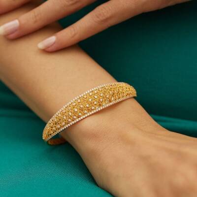 Taşlı Kalp Detaylı Altın Kelepçe Bilezik - 2