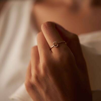 Taşlı Minimal Harf Altın Yüzük - 1