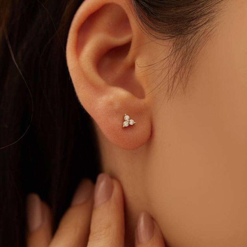 Üç Taşlı Üçgen Formlu Minimal Altın Küpe - 1