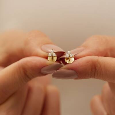 Üç Taşlı Üçgen Formlu Minimal Altın Küpe - 2