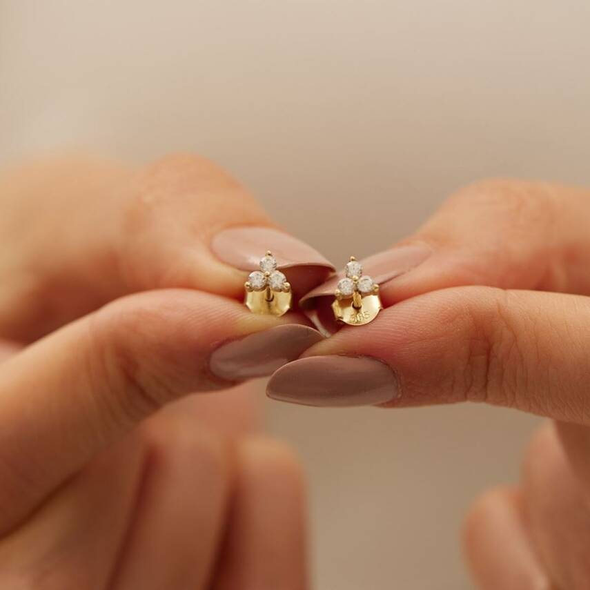 Üç Taşlı Üçgen Formlu Minimal Altın Küpe - 2