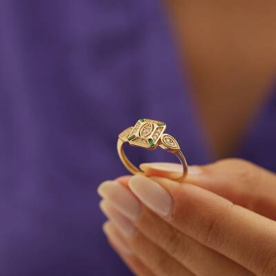 Yeşil Taşlı Kare Altın Yüzük - 1