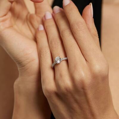 Yuvarlak Etrafı Taşlı Tektaş Altın Yüzük - 1