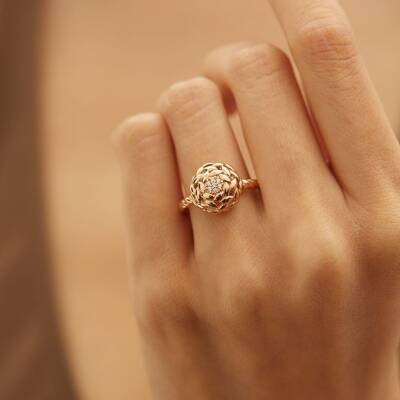 Yuvarlak Formlu Ortası Taşlı Altın Tasarım Yüzük - 1